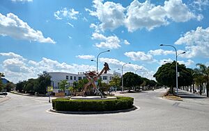 Archivo:Gallo de Morón (Paseo de la Alameda)