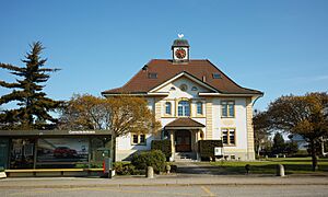 Archivo:Gemeindehaus Worben 2016 04 10