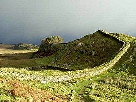 Archivo:Hadrian's Wall and Housesteads Crags - geograph.org.uk - 1061919
