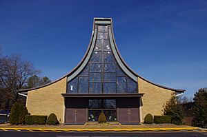 Archivo:Holy Cross Catholic Church (Paris, Tennessee) - exterior