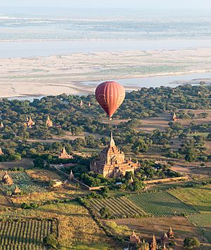 Archivo:Hot air balloon over a pagoda in Bagan