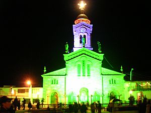 Archivo:Iglesia de guican nocturna - panoramio
