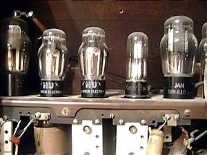 Archivo:Inside of a Theremin circa 1929 from RCA