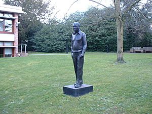 Archivo:Institute of Astronomy, statue of Sir Fred Hoyle - geograph.org.uk - 372582
