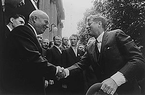 Archivo:JFK Khrushchev Handshake 1961