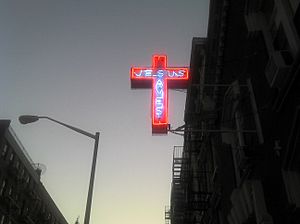 Archivo:Jesus Saves Neon Cross Sign Church 2011 Shankbone