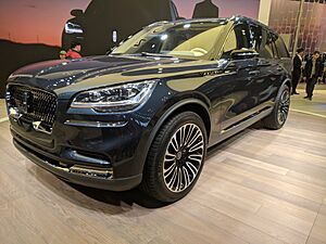 Archivo:Lincoln Aviator (39327926370)