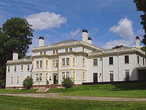 Archivo:Lyman Estate, Waltham, Massachusetts - front facade