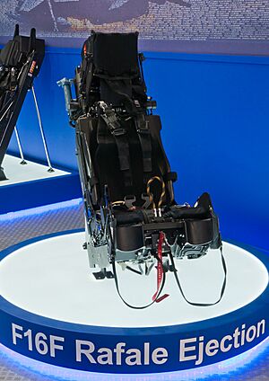 Archivo:Martin-Baker Mk.F16F ejection seat PAS 2013