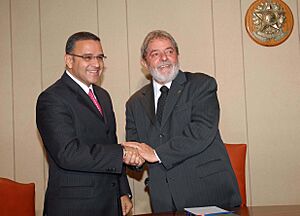 Archivo:Mauricio Funes with Lula da Silva, 1952WD203