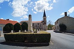 Monument aux morts et église Saint-Pierre de Chasnais (Éduarel, 11 avril 2016).JPG