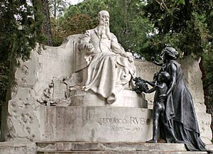 Archivo:Monumento a Federico Rubio