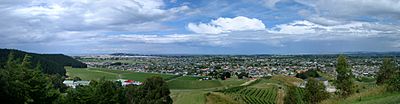 Archivo:Napier, New Zealand from Sugar Loaf hill
