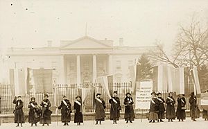 Archivo:National Women's Party picketing the White House