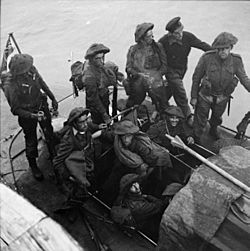 Archivo:No. 3 Commando men after Dieppe raid