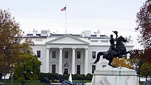 Archivo:North Portico of the White House photo D Ramey Logan
