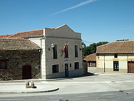 Casa Consistorial y Plaza Mayor de Ortigosa de Pestaño