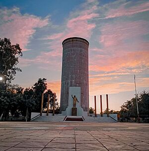 Archivo:PLAZA EL TINACO