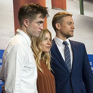 Archivo:Pattinson, Miller, Hunnam at Berlinale 2017