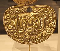 Archivo:Perù, vicùs, ornamento per il naso, II-VI sec, oro sbalzato 02