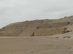 Archivo:Pirámide trunca escalonada 1
