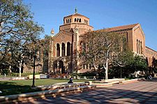 Archivo:Powell Library, UCLA (10 December 2005)