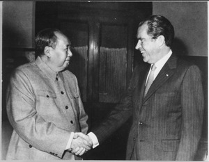 Archivo:President Nixon meets with China's Communist Party Leader, Mao Tse- Tung, 02-29-1972 - NARA - 194759