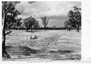 Archivo:Queensland State Archives 5283 Bulloo River crossing Quilpie January 1955