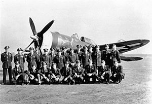 Archivo:RAF Bodney - 352d Fighter Group - P-47 Thunderbolt and Pilots