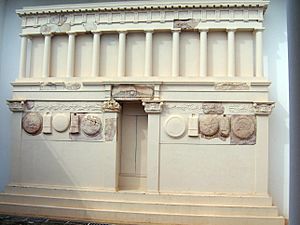 Archivo:Reconstruction of the façade of a Numidian temple, Archaeological museum of Chimtou (4375897627)