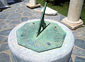 Archivo:Reloj de sol en el Museo Náutico del Mar Egeo (Mýkonos -Grecia-).