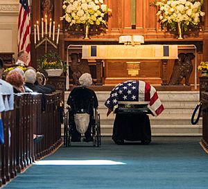 Archivo:Roberta McCain beside her son John's casket (30567777018)