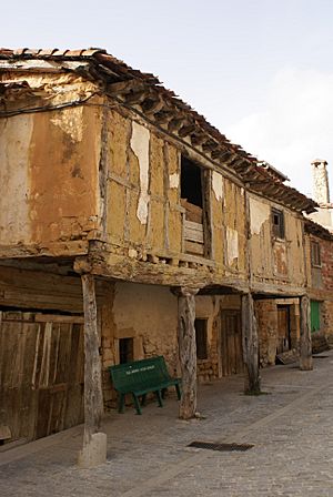 Archivo:Soportales y casas semihundidas en Santo Domingo de Silos