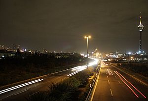 Archivo:Tehran highway at night