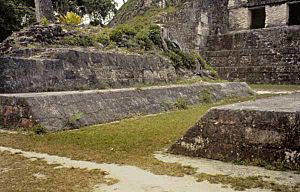 Archivo:Tikal central ballcourt