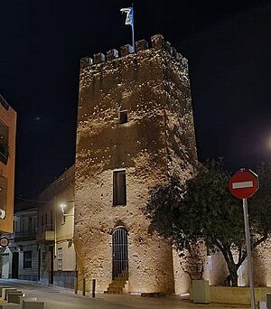 Archivo:Torre arabe de albal iluminada