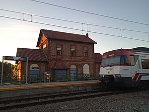 Archivo:Tren saliendo de la estación de Otero-Herreros