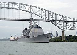 Archivo:USS THOMAS S. GATES (CG 51) sails under the Bridge of the Americas
