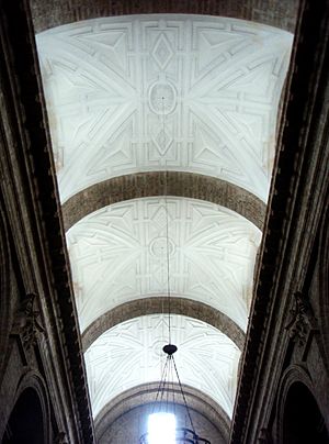 Archivo:Valladolid (España), Catedral. Bóveda de la nave central