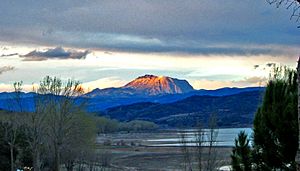 Archivo:Vista del Turbon desde Barasona