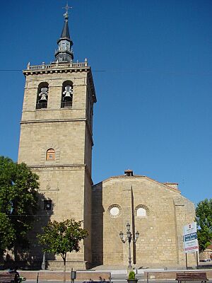 Archivo:Vista frontal de iglesia en Villa del Prado