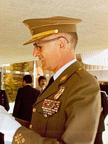 (Guillermo Quintana Lacaci) Manuel Gutiérrez Mellado conversa con el teniente general, Guillermo Quintana Lacaci (cropped).jpg