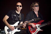 Archivo:20080612 Joe Satriani with Stuart Hamm in the Rijnhal Arnhem