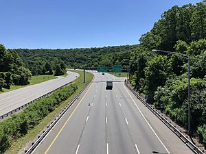 Archivo:2021-06-16 11 20 11 View east along the eastbound lanes of Interstate 80 from the overpass for Warren County Route 517 (Allamuchy-Hacketstown Road) in Allamuchy Township, Warren County, New Jersey