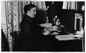 Archivo:Alice Cunningham Fletcher at her Writing Desk