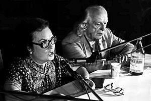 Archivo:Angelina Gatell con Rafael Alberti en la Plaza de Toros de las Ventas en el homenaje a Blas de Otero