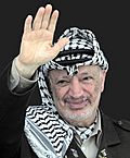 Archivo:Arafat saluda 3