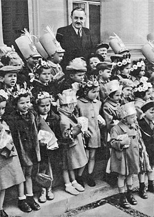 Archivo:Bolesław Bierut wśród dziatwy 1951