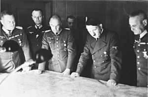 Archivo:Bundesarchiv Bild 146-1971-070-61, Hitler mit Generälen bei Lagebesprechung