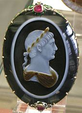Archivo:CdM, busto di traiano, 100 dc. circa, cornice con due rubini della fine del XVII sec.